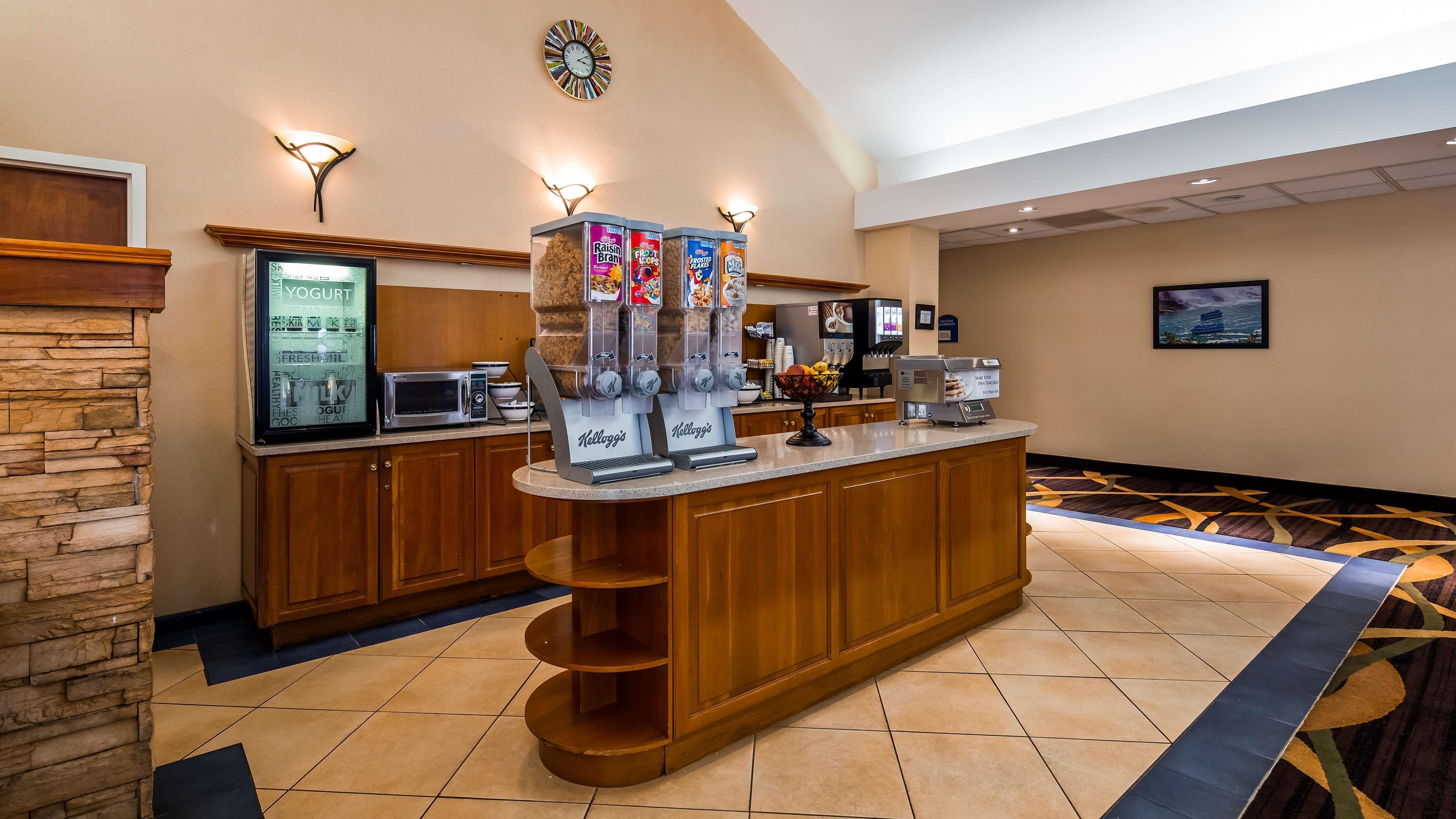 Best Western Galleria Inn & Suites Cheektowaga Exterior photo